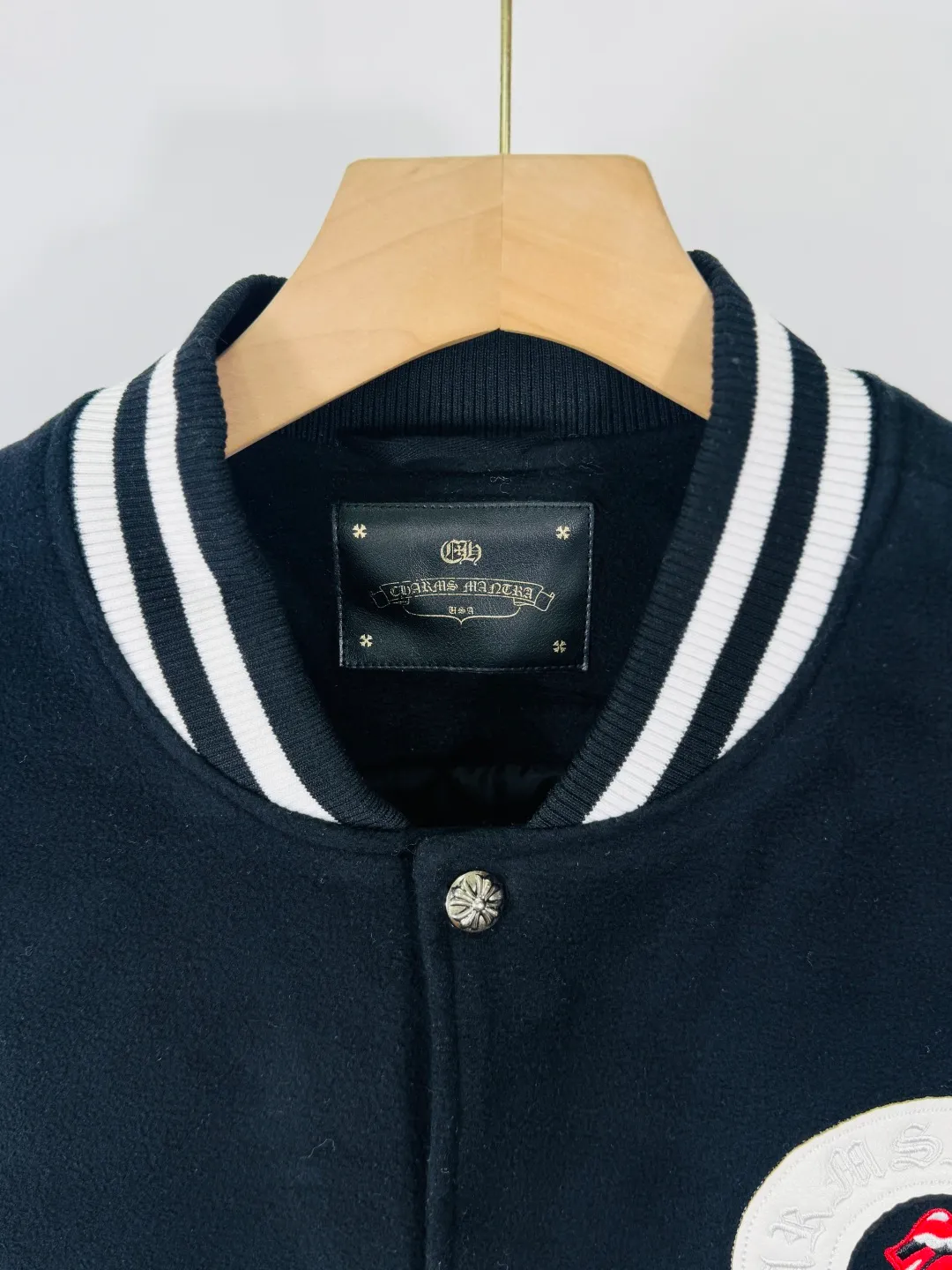 P520 top version 🐮 Real shot without P, ​​different from market products] Chrome Hearts 🍁Winter clothing is coming🍁 Sanskrit cross woolen leather sleeves spliced ​​baseball embroidered cotton jacket, heavy embroidery ➕ both sleeves and whole leather, counter synchronization, heavy industry! ! Customized version of thickened woolen fabric, silk lining, customized version of hardware, not the ordinary version on the market! ! Recommended color: wool with leather Code numbers: S, M, L, XL